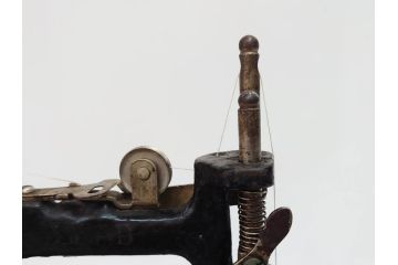 LEAD(リード)　Lead Machine　手回し　小振り　レトロな佇まいのミシン(小型、卓上、ハンドクラフト、手工芸、収納ケース付き)(R-079676)