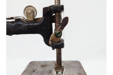 LEAD(リード)　Lead Machine　手回し　小振り　レトロな佇まいのミシン(小型、卓上、ハンドクラフト、手工芸、収納ケース付き)(R-079676)