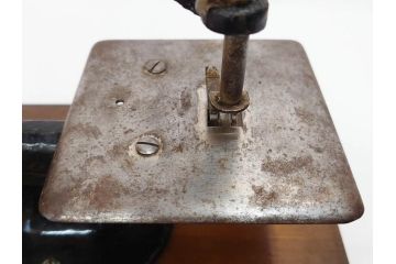 LEAD(リード)　Lead Machine　手回し　小振り　レトロな佇まいのミシン(小型、卓上、ハンドクラフト、手工芸、収納ケース付き)(R-079676)
