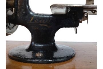 LEAD(リード)　Lead Machine　手回し　小振り　レトロな佇まいのミシン(小型、卓上、ハンドクラフト、手工芸、収納ケース付き)(R-079676)
