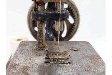 LEAD(リード)　Lead Machine　手回し　小振り　レトロな佇まいのミシン(小型、卓上、ハンドクラフト、手工芸、収納ケース付き)(R-079676)