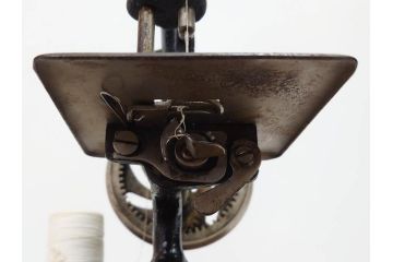 LEAD(リード)　Lead Machine　手回し　小振り　レトロな佇まいのミシン(小型、卓上、ハンドクラフト、手工芸、収納ケース付き)(R-079676)