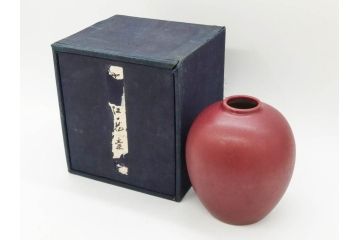 陶雅堂　辰砂　趣ある深紅色が目を引く壷(小森忍、中国、大連、壺、つぼ、花器、花入、花生、共箱付き、裏印、中国美術)(R-079684)