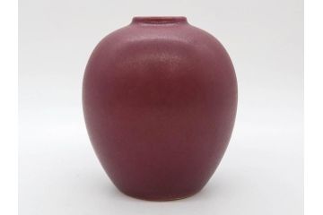 陶雅堂　辰砂　趣ある深紅色が目を引く壷(小森忍、中国、大連、壺、つぼ、花器、花入、花生、共箱付き、裏印、中国美術)(R-079684)