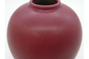 陶雅堂　辰砂　趣ある深紅色が目を引く壷(小森忍、中国、大連、壺、つぼ、花器、花入、花生、共箱付き、裏印、中国美術)(R-079684)