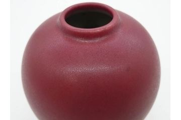 陶雅堂　辰砂　趣ある深紅色が目を引く壷(小森忍、中国、大連、壺、つぼ、花器、花入、花生、共箱付き、裏印、中国美術)(R-079684)