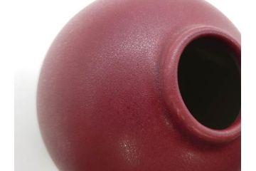 陶雅堂　辰砂　趣ある深紅色が目を引く壷(小森忍、中国、大連、壺、つぼ、花器、花入、花生、共箱付き、裏印、中国美術)(R-079684)
