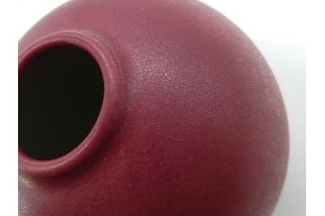 陶雅堂　辰砂　趣ある深紅色が目を引く壷(小森忍、中国、大連、壺、つぼ、花器、花入、花生、共箱付き、裏印、中国美術)(R-079684)