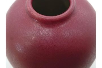 陶雅堂　辰砂　趣ある深紅色が目を引く壷(小森忍、中国、大連、壺、つぼ、花器、花入、花生、共箱付き、裏印、中国美術)(R-079684)