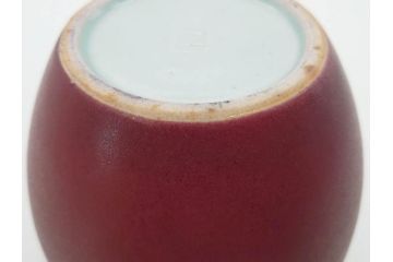 陶雅堂　辰砂　趣ある深紅色が目を引く壷(小森忍、中国、大連、壺、つぼ、花器、花入、花生、共箱付き、裏印、中国美術)(R-079684)