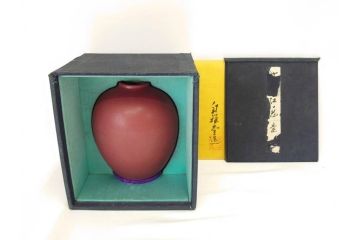 陶雅堂　辰砂　趣ある深紅色が目を引く壷(小森忍、中国、大連、壺、つぼ、花器、花入、花生、共箱付き、裏印、中国美術)(R-079684)