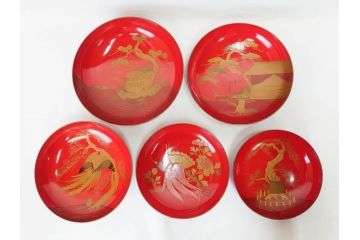 明治3年　朱塗　金蒔絵　漆器　木製　五ツ組　雅な雰囲気漂う大盃5点セット(松、牡丹、花、風景、漆芸、杯、酒器、和食器、共箱付き)(R-079685)