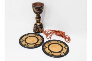 時代物　雅な花のデザインが美しい小鼓(菊、梅、花、金蒔絵、漆、つづみ、鼓胴、革一組2枚、調緒、横調べ、縦調べ、小締、和楽器、打楽器、雅楽、能楽)(R-079689)