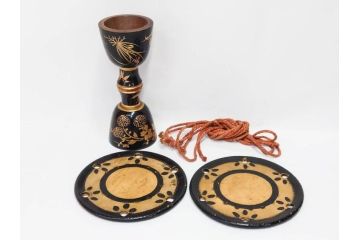 時代物　雅な花のデザインが美しい小鼓(菊、梅、花、金蒔絵、漆、つづみ、鼓胴、革一組2枚、調緒、横調べ、縦調べ、小締、和楽器、打楽器、雅楽、能楽)(R-079689)