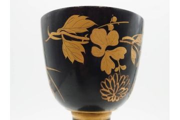 時代物　雅な花のデザインが美しい小鼓(菊、梅、花、金蒔絵、漆、つづみ、鼓胴、革一組2枚、調緒、横調べ、縦調べ、小締、和楽器、打楽器、雅楽、能楽)(R-079689)