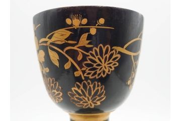時代物　雅な花のデザインが美しい小鼓(菊、梅、花、金蒔絵、漆、つづみ、鼓胴、革一組2枚、調緒、横調べ、縦調べ、小締、和楽器、打楽器、雅楽、能楽)(R-079689)