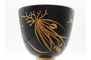 時代物　雅な花のデザインが美しい小鼓(菊、梅、花、金蒔絵、漆、つづみ、鼓胴、革一組2枚、調緒、横調べ、縦調べ、小締、和楽器、打楽器、雅楽、能楽)(R-079689)
