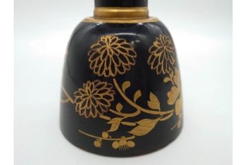 時代物　雅な花のデザインが美しい小鼓(菊、梅、花、金蒔絵、漆、つづみ、鼓胴、革一組2枚、調緒、横調べ、縦調べ、小締、和楽器、打楽器、雅楽、能楽)(R-079689)