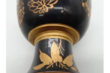 時代物　雅な花のデザインが美しい小鼓(菊、梅、花、金蒔絵、漆、つづみ、鼓胴、革一組2枚、調緒、横調べ、縦調べ、小締、和楽器、打楽器、雅楽、能楽)(R-079689)
