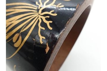 時代物　雅な花のデザインが美しい小鼓(菊、梅、花、金蒔絵、漆、つづみ、鼓胴、革一組2枚、調緒、横調べ、縦調べ、小締、和楽器、打楽器、雅楽、能楽)(R-079689)