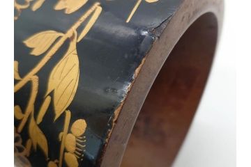 時代物　雅な花のデザインが美しい小鼓(菊、梅、花、金蒔絵、漆、つづみ、鼓胴、革一組2枚、調緒、横調べ、縦調べ、小締、和楽器、打楽器、雅楽、能楽)(R-079689)