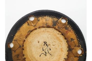 時代物　雅な花のデザインが美しい小鼓(菊、梅、花、金蒔絵、漆、つづみ、鼓胴、革一組2枚、調緒、横調べ、縦調べ、小締、和楽器、打楽器、雅楽、能楽)(R-079689)