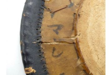 時代物　雅な花のデザインが美しい小鼓(菊、梅、花、金蒔絵、漆、つづみ、鼓胴、革一組2枚、調緒、横調べ、縦調べ、小締、和楽器、打楽器、雅楽、能楽)(R-079689)