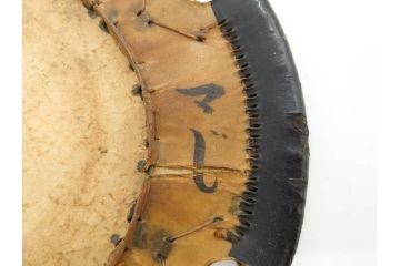 時代物　雅な花のデザインが美しい小鼓(菊、梅、花、金蒔絵、漆、つづみ、鼓胴、革一組2枚、調緒、横調べ、縦調べ、小締、和楽器、打楽器、雅楽、能楽)(R-079689)