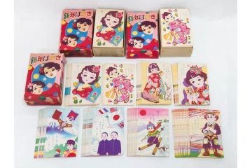 昭和レトロ　新年はがき　女の子　男の子　はがきまとめてセット(絵葉書、年賀状、ハガキ、箱付き、計539枚、8種類、振袖、スキー、凧、お正月、羽子板、少年飛行兵)(R-079690)