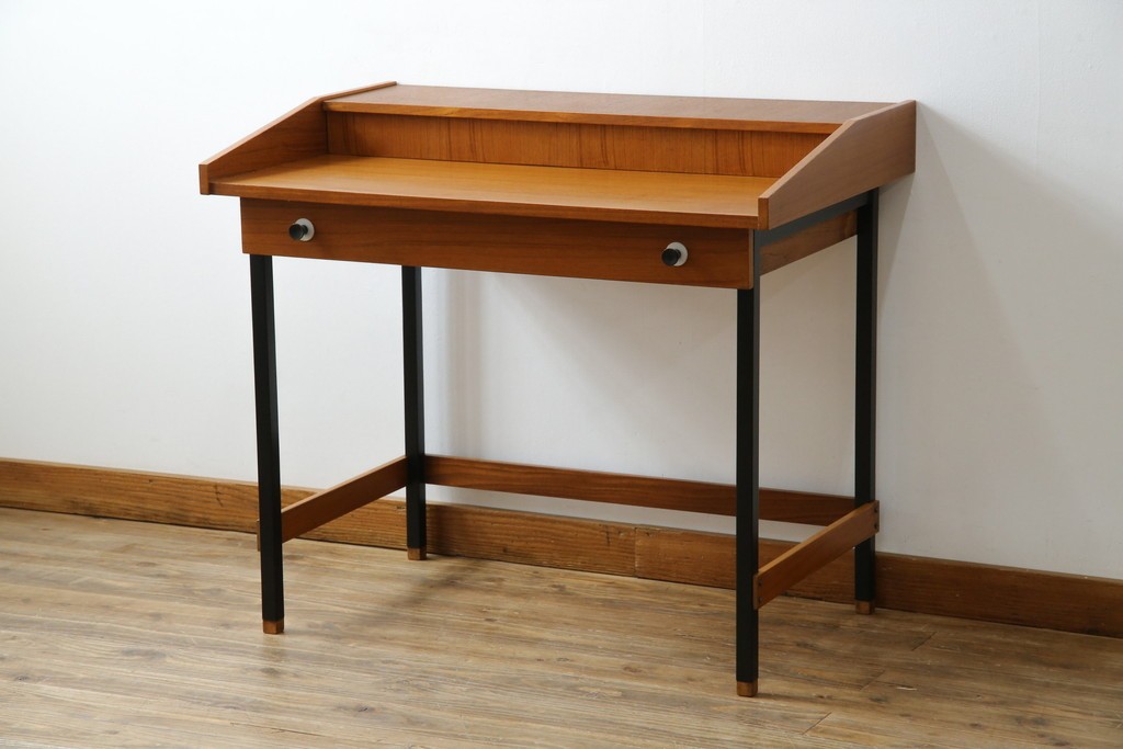 イタリアビンテージ　チーク材　Lloyd's Antiques(ロイズ・アンティークス)取り扱い　収納付き　おしゃれなモダンデザインのデスク　(R-079699)