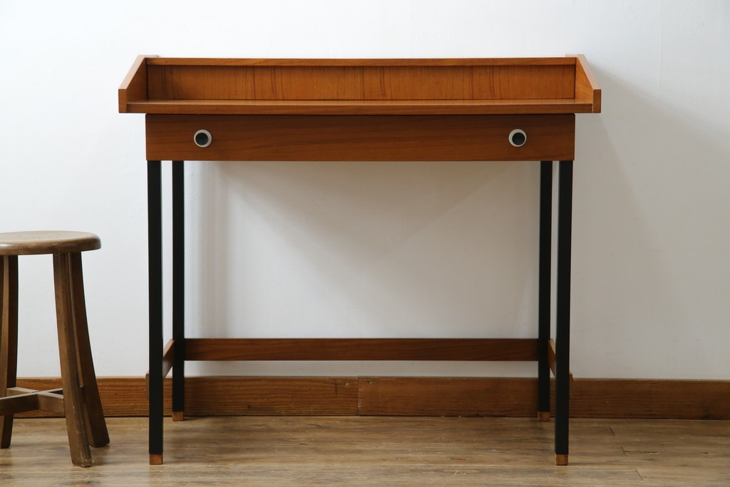 イタリアビンテージ　チーク材　Lloyd's Antiques(ロイズ・アンティークス)取り扱い　収納付き　おしゃれなモダンデザインのデスク　(R-079699)