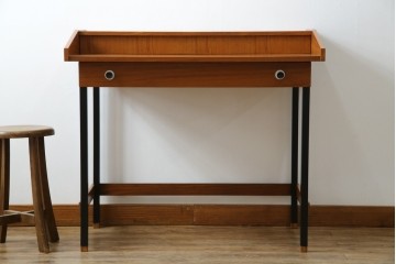 イタリアビンテージ　チーク材　Lloyd's Antiques(ロイズ・アンティークス)取り扱い　収納付き　おしゃれなモダンデザインのデスク　(R-079699)