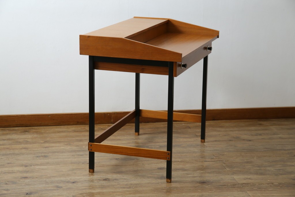 イタリアビンテージ　チーク材　Lloyd's Antiques(ロイズ・アンティークス)取り扱い　収納付き　おしゃれなモダンデザインのデスク　(R-079699)