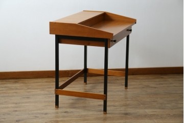 イタリアビンテージ　チーク材　Lloyd's Antiques(ロイズ・アンティークス)取り扱い　収納付き　おしゃれなモダンデザインのデスク　(R-079699)