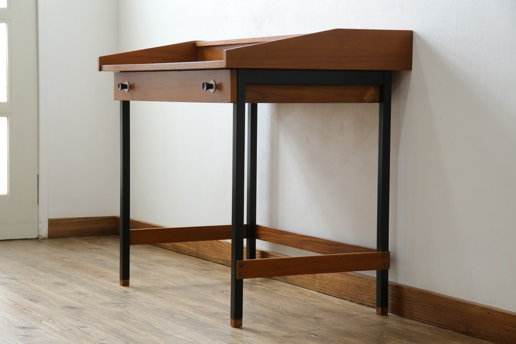 イタリアビンテージ　チーク材　Lloyd's Antiques(ロイズ・アンティークス)取り扱い　収納付き　おしゃれなモダンデザインのデスク　(R-079699)