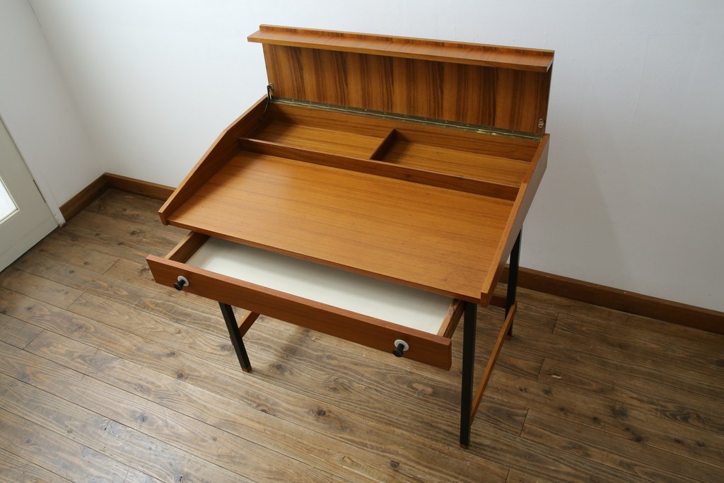 イタリアビンテージ　チーク材　Lloyd's Antiques(ロイズ・アンティークス)取り扱い　収納付き　おしゃれなモダンデザインのデスク　(R-079699)