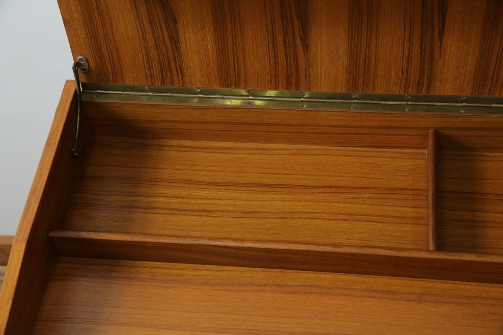 イタリアビンテージ　チーク材　Lloyd's Antiques(ロイズ・アンティークス)取り扱い　収納付き　おしゃれなモダンデザインのデスク　(R-079699)