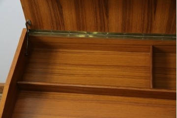 イタリアビンテージ　チーク材　Lloyd's Antiques(ロイズ・アンティークス)取り扱い　収納付き　おしゃれなモダンデザインのデスク　(R-079699)