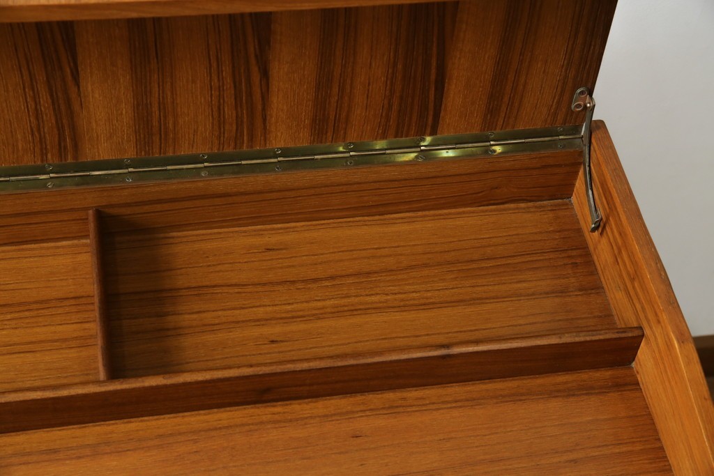 イタリアビンテージ　チーク材　Lloyd's Antiques(ロイズ・アンティークス)取り扱い　収納付き　おしゃれなモダンデザインのデスク　(R-079699)