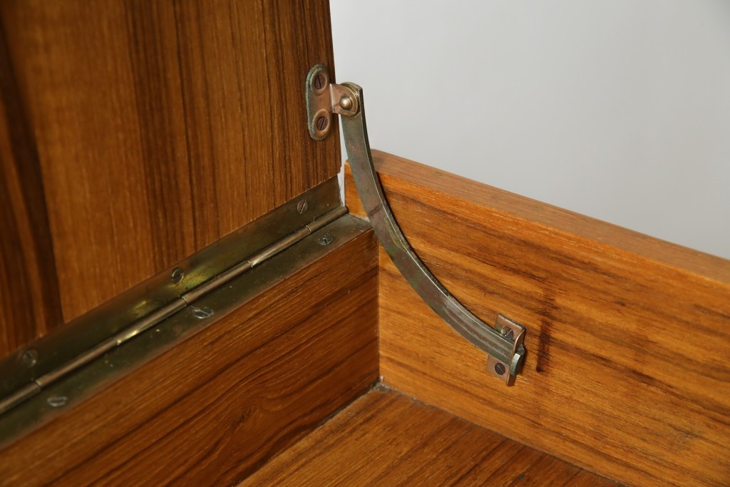 イタリアビンテージ　チーク材　Lloyd's Antiques(ロイズ・アンティークス)取り扱い　収納付き　おしゃれなモダンデザインのデスク　(R-079699)