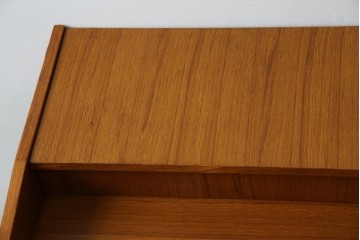 イタリアビンテージ　チーク材　Lloyd's Antiques(ロイズ・アンティークス)取り扱い　収納付き　おしゃれなモダンデザインのデスク　(R-079699)