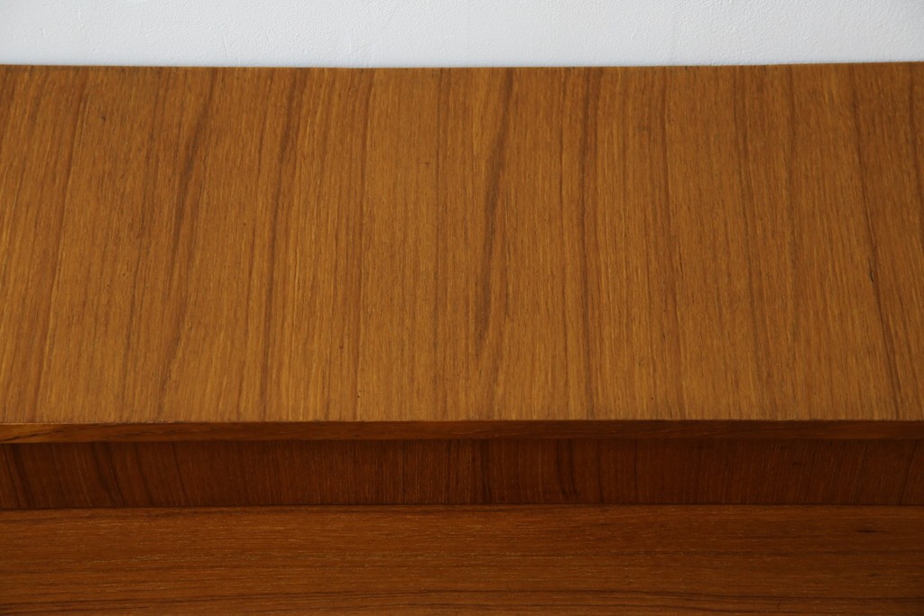 イタリアビンテージ　チーク材　Lloyd's Antiques(ロイズ・アンティークス)取り扱い　収納付き　おしゃれなモダンデザインのデスク　(R-079699)