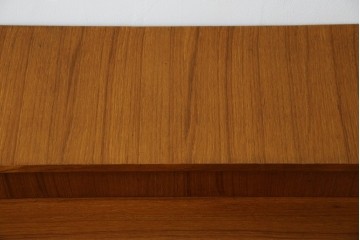 イタリアビンテージ　チーク材　Lloyd's Antiques(ロイズ・アンティークス)取り扱い　収納付き　おしゃれなモダンデザインのデスク　(R-079699)