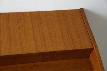 イタリアビンテージ　チーク材　Lloyd's Antiques(ロイズ・アンティークス)取り扱い　収納付き　おしゃれなモダンデザインのデスク　(R-079699)