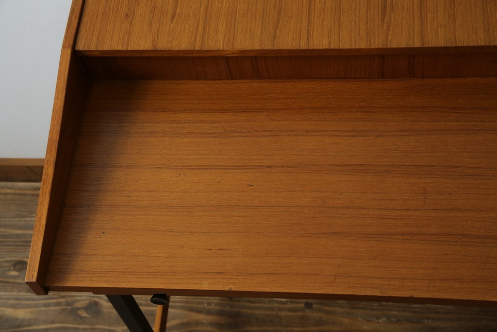 イタリアビンテージ　チーク材　Lloyd's Antiques(ロイズ・アンティークス)取り扱い　収納付き　おしゃれなモダンデザインのデスク　(R-079699)