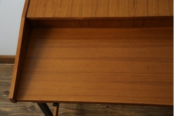 イタリアビンテージ　チーク材　Lloyd's Antiques(ロイズ・アンティークス)取り扱い　収納付き　おしゃれなモダンデザインのデスク　(R-079699)