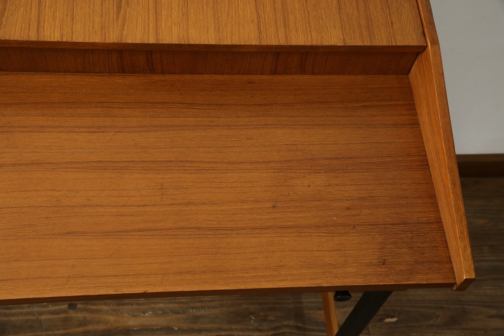 イタリアビンテージ　チーク材　Lloyd's Antiques(ロイズ・アンティークス)取り扱い　収納付き　おしゃれなモダンデザインのデスク　(R-079699)