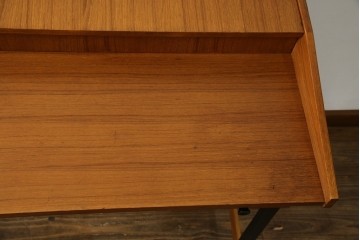 イタリアビンテージ　チーク材　Lloyd's Antiques(ロイズ・アンティークス)取り扱い　収納付き　おしゃれなモダンデザインのデスク　(R-079699)