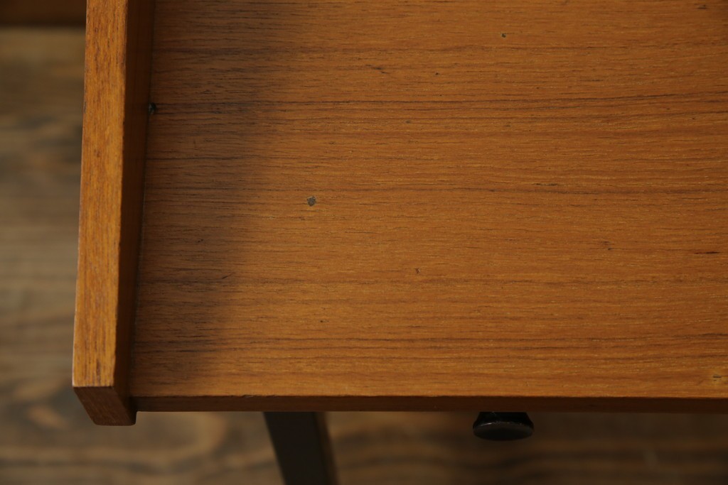 イタリアビンテージ　チーク材　Lloyd's Antiques(ロイズ・アンティークス)取り扱い　収納付き　おしゃれなモダンデザインのデスク　(R-079699)