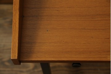 イタリアビンテージ　チーク材　Lloyd's Antiques(ロイズ・アンティークス)取り扱い　収納付き　おしゃれなモダンデザインのデスク　(R-079699)